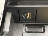 こちらのクルマはUSB接続コネクタも装備されています♪スマホの充電などにお使い下さい。ご旅行中での充電切れも、これなら心配いりませんね!
