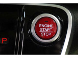 プッシュスタートです。キーを携帯しブレーキペダルを踏みこみ、ボタンを押すとエンジンがスタートします。鞄やポケットからキーを取り出さなくてもいいのは楽ですね。