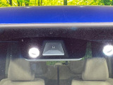 【ホンダセンシング】走行中に前方の車両等を認識し、衝突しそうな時は警報とブレーキで衝突回避と被害軽減をアシスト。より安全にドライブをお楽しみいただけます。
