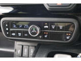 フルオートエアコンが装備されています!お好みの温度設定をするだけでエアコンの風量やモードの切り替えを自動でコントロールしてくれます!ユーザーの操作が少なく燃費走行にもつながります!