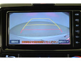 バックガイドモニター(バックモニター)付き。車両後方の映像をナビ画面に表示し、駐車などの後退操作をサポートします。