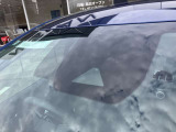 フロントガラスの上部には衝突軽減ブレーキの装置も付いており、より安全に運転を楽しんでいただくことができます。