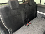 後部座席も気になるようなキズ・汚れやへたり等、大きなダメージはなく、良好な状態です。