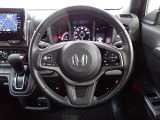 ハンドル左側にはオーディオ操作が出来るオーディオリモートコントロールスイッチ、右側にはHonda SENSINGとオートクルーズコントロールのスイッチを装備!