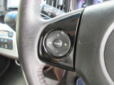 ハンドルにオーディオの操作スイッチが装備されています。視線を前方から外さずハンドルから手を離さずに操作できるので安心です。