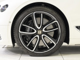 22インチ・ブラック&ポリッシュエッジ仕上げアロイホイールが装着されております。