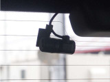 この車にはリアにもドライブレコーダーを装備しております◆映像・音声などを記録する自動車用の装置です。 もしもの事故の際の記録はもちろん、旅行の際の思い出としてドライブの映像を楽しむことができます。