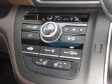 エアコンはオートエアコンでお好みの温度調整が出来、オールシーズン快適にドライブできます!さらに、運転席&助手席シートヒーターが付いてます。HIとLOの2段階に温度設定が可能です。