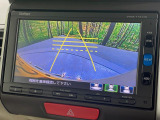 【バックカメラ】駐車時に後方がリアルタイム映像で確認できます。大型商業施設や立体駐車場での駐車時や、夜間のバック時に大活躍!運転スキルに関わらず、今や必須となった装備のひとつです!