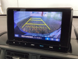 リバースギアに入れるだけで後方の表示へ切り替わります。夜間や雨の日の駐車も楽になりますよ。