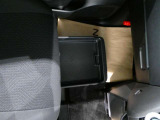 助手席の下にはシートアンダートレイ付き。運転しやすい靴を収納するのに便利です。蓋付なので、下に車検証入れを収納することも可能です!