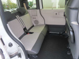 軽自動車とは思えないほどのリア空間!後席足元が広々。大人もゆったり座れます。