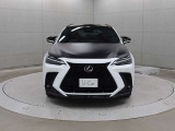 エクステリアは、一目でLEXUSとわかるスピンドルグリルを起点に、人が乗るキャビンの前後を大胆に絞り込んだ菱形のボディと力強く張り出したホイールフレアを融合させ、タイヤの存在を強調しています。