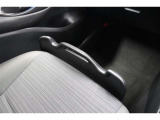 助手席シート前側にストッパーが装備されており、引き上げて使用する事でカバンやちょっとしたお買い物の荷物など助手席シートに置いた荷物の落下防止に役立ちます☆