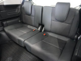 ご家族とスキーやキャンプ、または年に1回、親孝行の温泉旅行。そんな時にとても役に立つ広々3列目シート。普段は畳んでおいて荷物スペースにしても良いですね!