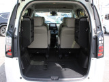 簡単に収納できる後部座席!大空間が出現します!シートアレンジが多彩な点も特徴です!レジャー用品も積み込めます!