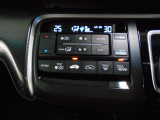 オートエアコンは左右席で独立温度コントロールが可能です。運転席はキンキンに冷やして助手席はマイルドにと言った設定が可能です☆暑さ寒さでケンカすることもなくなりますね♪