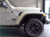 ホイールアーチが台形なのはJeepのみのデザインになり、ここを見てもJeepとすぐ分かります