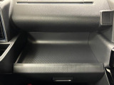 助手席側のインパネトレイは大きくてボックスティッシュも置けます!