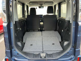 後席を全て倒して、荷物専用のスペースにした状態です。これなら長いものも積めますし、ご旅行や趣味に活用できますね。