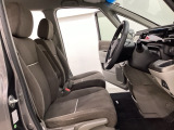 女性でも運転がしやすいように、シートの高さ調整機能(シートリフター)がついています。広い足元にゆったり座れるシートには肘掛も装備しており長距離の運転でも疲れにくいシートです。