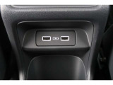 充電用USBジャックがリア席用に2口あります♪〜
