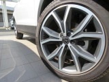 18インチ純正アルミホイールが装着されています