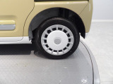 【タイヤ・ホイール】反対側から見た状態も良好です。試乗車として大切に管理されてきた車両ですので、外装もスッキリときれいな状態です。これからも長く安心してお乗りいただける、価値ある一台です。