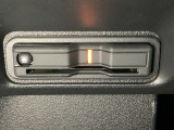 ハンドルの左下にETCがついています。高速道路の料金所の通過も楽々です。 カードの取り出しもしやすい場所についています。