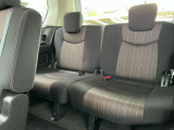 サードシートもしっかりと座っていただけるシートになっています。左右それぞれにリクライニングもできるので、大人数でのロングドライブも安心ですね!!
