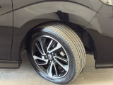 【純正17インチアルミホイール】足元を際立たせ、軽快な走りを演出します!タイヤは2023年製のヨコハマ・ブルーアースを装着しております。