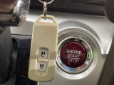 【Hondaスマートキー】カバンやポケットに入れたままでもドアの施錠・解錠が可能なスマートキーを装備。エンジンのオン・オフ時もカギを取り出す必要が無いからとっても便利です♪