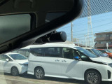日産純正ドライブレコーダーです。前方向けとルームミラーから車室内後方を撮影します。
