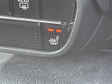 【シートヒーター】シートを温めてくれる暖房機器です!長時間座っていると負担が掛かりやすい背中や腰、または冬場などの寒い日に冷えやすい脚部に快適なぬくもりを伝えます。