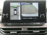 全周囲カメラで、クルマを上空から見下ろしているかのような映像を映し出します。周囲の状況がひと目でわかります!