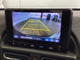 リバースギアに入れるだけで後方の表示へ切り替わります。夜間や雨の日の駐車も楽になりますよ。