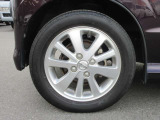 足元は純正14インチアルミホイール装着です