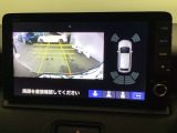 バックギアに入れますとご覧のような画像に自動的に切り替わります。車庫入れ時に役立ちます。