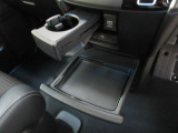 運転席からも助手席からも使いやすい位置に引き出し式ドリンクホルダーとスマホなどを置けるトレイを配置。