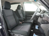 運転席のスペースはゆったりしていて、視界も広く確保されているので普段の運転からロングドライブまで快適です。