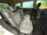 後部座席も気になるようなキズ・汚れやへたり等、大きなダメージはなく、良好な状態です。