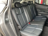 後部座席も足元広々とお座り頂けます。クッション性もあります。