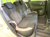 後部座席も気になるようなキズ・汚れやへたり等、大きなダメージはなく、良好な状態です。