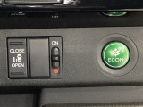 左側電動スライドドアは運転席からでも操作ができるように、ハンドル付近に開閉の操作スイッチが付いています。燃費に役立つECONボタンもここです。