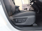 パワーシート搭載。微妙な調整が手軽にでき、ピッタリなポジションで運転することが可能です。