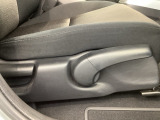 シートハイトアジャスターが付いているので運転姿勢を調整するのに便利ですね。身長に合ったシートポジションは安全運転や疲労軽減にもつながります。