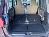 後席シートバックを前に倒せば、広い空間ができます!大きな荷物も積めますね!