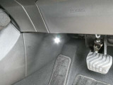 Dオプション装備の前席と後席の足元を照らすフットウェルランプ付きです。