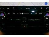 オートエアコンを装備。好きな温度で設定をすれば、自動で車内を快適な温度にできます。