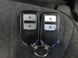 スマートキー付。キーを取り出さなくてもドアロックの施錠・開錠、エンジンの始動が出来ます。雨の日や荷物の多い日にとても便利ですね。